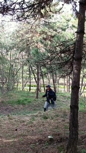 70-year-old woman singing "You raise me up" in a Chinese park“70岁，我在太原森林公园远足，唱着英语歌“你鼓舞了我 ”
