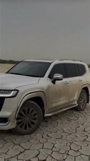 LandCruiser#LC300 ToyotaLandCruiser #OffRoadinThe Beast in the DesertLandCruiser LC300Off-Roading 🚙🔥