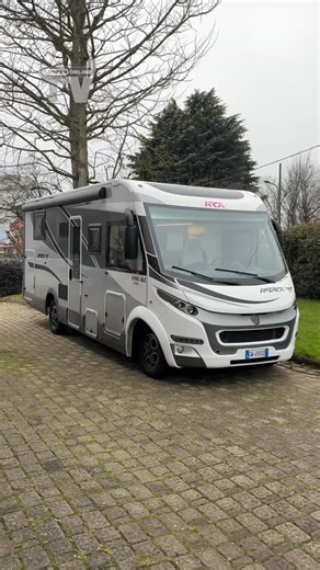 Merry Christmas by CamperOnLine! . Auguriamo a tutti di poter realizzare i propri sogni, viaggi in camper compresi. Sognare in grande, osare, avere coraggio e determinazione: questa è la chiave per raggiungere gli obiettivi, anche i più ambiziosi. Nel frattempo, buone feste a tutti, iniziate il 2026 alla grande! . #camper #viaggi #holiday #camperonline #wohnmobile #campingcar #arca #viaggiare #rovaniemi #finlandia #snow #merrychristmas | Camperonline viaggi in camper di qualità