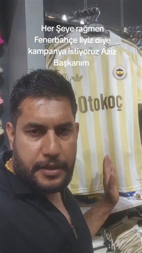 🔵 Fenerbahçe formasının satış fiyatını pahalı bulan bir taraftar Aziz Yıldırım'a seslendi:▪️"Aziz Başkanım, Yeni sezon formamız 6 bn TL olmuş. Güzel bir kampanya olsa. %51 indirim yapsan."▪️"Son olaylardan sonra çocuğu, genci yaşlısı formayı üstünden çıkardı. 2500 TL'ye verseniz iyiydi vallahi."▪️"Bir kampanya yapın da Fenerium'lara gelip giyelim."