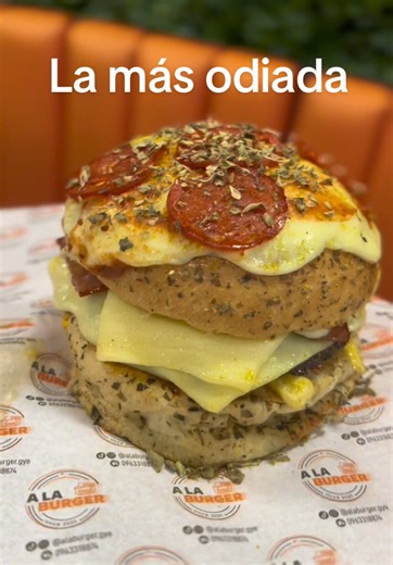 Esta fue la que menos les gusta preparar a los chicos, pero comerla es deliciosa 😮‍💨 con Uds La Burgerpizza 🙂‍↕️🙂‍↕️🙂‍↕️ #hamburguesa #buguerpizza #ñami #alaburger #andatealaburger #guayaquil #fyp #cat #miau #pizzalover #burgerlover