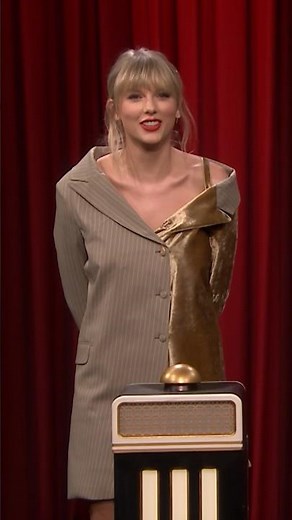 #TaylorSwift & #JimmyFallon compete to recognize “Shake It Off” first in Name That Song Challenge.