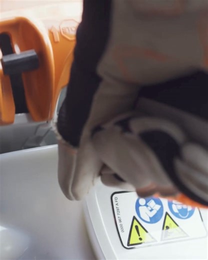 Kako pravilno pokrenuti motornu pilu s tla. . Postoje dva načina za sigurno pokretanje vaše STIHL motorne pile: pokretanje u savijenom položaju korisnika s tla i pokretanje na koljenima korisnika. . Način pokretanja STIHL motorne pile može varirati ovisno o modelu. . Na modelima s M-Tronicom olakšano je pokretanje te neki koraci nisu isti ili ih nema kod modela bez funkcije M-Tronic, na primjer drugo aktiviranje užeta za pokretanje. . Prilikom pokretanja s tla ne dižite motornu pilu sve dok je u