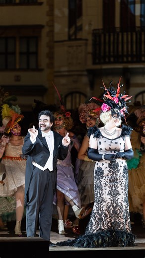 ✨ DIE FLEDERMAUS✨ DIE FLEDERMAUS - sprühende Operette voller Verwechslungen, Witz und Champagnerlaune. Ein temporeiches Spiel mit Masken, Rollen und gesellschaftlichen Fassaden und mit Rolando Villazón als Gabriel von Eisenstein.😍 . . . ✨ DIE FLEDERMAUS✨ DIE FLEDERMAUS – a sparkling operetta full of mistaken identities, wit and champagne humor. A fast-paced play with masks, roles and social facades, starring Rolando Villazón as Gabriel von Eisenstein.😍 📸 Geoffroy Schied #BSOfledermaus #BSO252