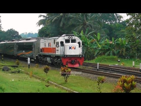 Like a Python Emerging from Its Den! The Train Slowly Crawls Out of the Station