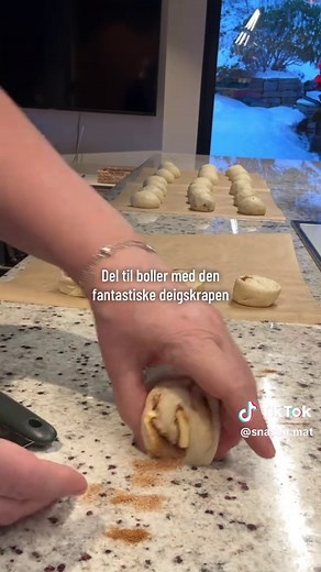 Skillingsboller❣️ Det finnes mange bolleoppskrifter der ute, dette er helt klart min favoritt. Den er lettvint og du får perfekte boller hver eneste gang! Tilsett alle ingrediensene i bakebollen - elt og hev. Denne deigen er helt fantastisk å jobbe med, og gir smakfulle og lette boller. Ikke bruk ekstra mel når du baker ut. Oppskriften gir ca 24 skillingsboller. 1 kg hvetemel 150 gram meierismør 1 ts salt 1 egg 150 g sukker 3 ts malt kardemomme 1/2 pk fersk gjær eller 1/2 pakke tørrgjær 6 dl mel