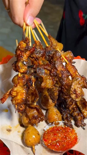 KULINER SAMARINDA on Instagram: "SATE SATEAN ANGKRINGAN FULL BUMBU SAMBEL PEDAS NAMPOL 😋 Kalau kalian lagi di @roemahsajen terus lapar, atau pengen makan angkringan aja bisa banget cobain ke @momo.angkringan soalnya disini sate kulit, usus, hatinya itu udah di bumbuin duluan dan pas di bakar juga masih di tambahin bumbu lagi jadi rasanya lebih nendang aja gitu 👍😋 Harga : start from 4rb 📍jl. Angklung pelataran @roemahsajen"
