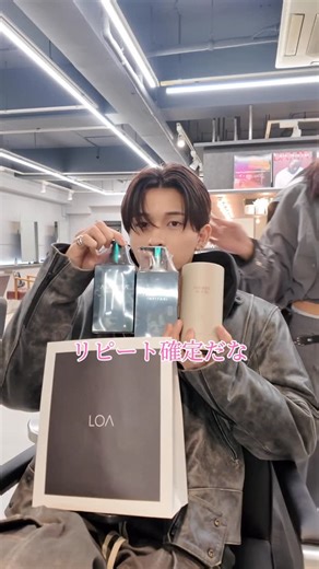 RENA / 韓国アイドル再現ヘア / メンズヘア 🦋🦋 on Instagram: "全部ANSWERで揃います 「カラーの持ちを良くしたい」 「艶と手触りを長く保ちたい」 そんな方におすすめ。 ✔︎ AMASIAシャンプー＆トリートメントで毎日のダメージ補修 ✔︎ トリートメントカラーで色味と質感を同時にケア ✔︎ LOAオイルはスタイリングとして → ドライ後に馴染ませるだけでツヤと束感、毛流れが簡単にキマる サロン仕上げの質感を、 自宅でも再現できる。 ホームケアで差がつく、 “綺麗が続く髪づくり”。 “自分という答え”を、髪型から。 #AMASIA #トリートメントカラー #LOAオイル #スタイリングオイル #ホームケア大事 #垢抜け男子 #美容室ANSWER #渋谷メンズサロン #自分という答え"