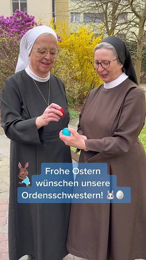 Die Konventoberinnen des Ordensklinikum Linz, SR Barbara (Elisabethinen) und SR Basilides (Barmherzige Schwestern) beim Eierpecken! 🐰🙌🫶🥚 #Ostern #Orden #Eierpecken #Brauchtum #Spaß #TeamOrdensklinikum