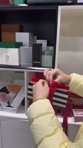 Triangle shape paper gift boxes #unboxing #paperbag #boxdesign #customboxes #unboxing