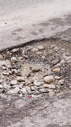 Buche… buche dappertutto! La pioggia di questi giorni ha fatto molti danni al manto stradale delle nostre città e non solo. Ma cosa fare se l’auto viene danneggiata? #buche #viabilita #strade #automobili #automobilista #scooter #moto #milano | alVolante