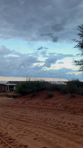 1.3M views · 20K reactions | Gister met die aankoms in die Kalahari het hierdie wilde storm land nat gemaak. Die is net buite die Kgalagadi park gewees. Dit was iets ongeloofliks om te aanskou, kyk bietjie die videos  | Van die pad af | Facebook