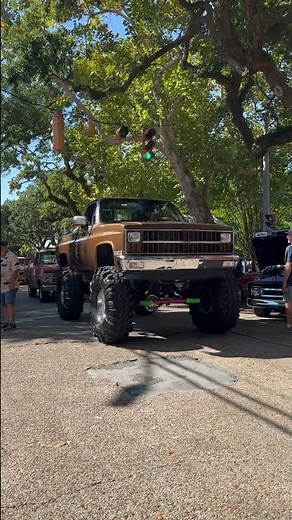 Cruisin’ the Coast 🚗🔥 Classic Cars Take Over the Mississippi Gulf Coast