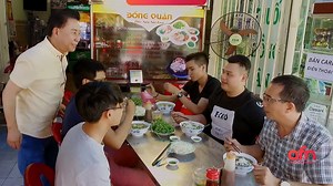 256K views · 1.1K reactions | There’s more to a tasty bowl of Banh Canh than having the right noodles simmered in the right broth. Join Martin Yan as he unveils the secret to creating chewy and al dente Vietnamese Thick Noodle Soup in this episode of Everything Food with Martin Yan at https://bit.ly/3pSsImJ | Asian Food Network | Facebook