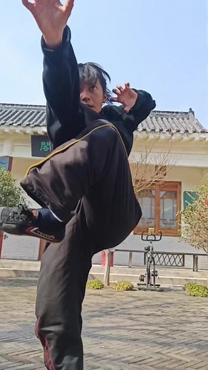 The Tiger Fist features rapid and diverse movements, showcasing a fierce and powerful momentum. It is not only a martial art but also embodies a life philosophy, inspiring people to demonstrate courage and decisiveness when facing challenges. YuKungFu is dedicated to enhancing personal skills, helping you fulfill your Kung Fu dreams. #Kung Fu #Martial Arts #Sports #Challenge #Patience #Shaolin Kung Fu #Kung Fu Life #Wushu Instagram.com/@yukungfu.martialarts Info@yukungfu.com www.YuKungFu.com
