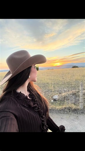 Montar a caballo al atardecer con amigos
