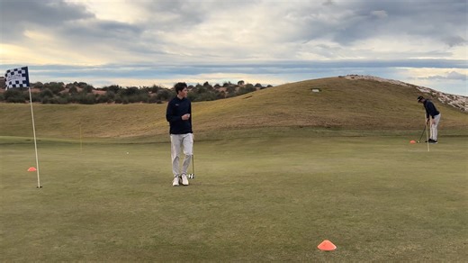 TEAM NORWAY – SAMLING I dag har vi så «ekte» trening på golfslag som vi kan få til. Trening på putting skjer ute på banen. Målet er å slå så mange varierte putter som mulig. Vi bruker to greener og bytter green etter 45 minutter. Dette kan gjennomføres på alle klubber dersom det skjer tidlig om morgenen og i samarbeid med greenkeeper. Regler: Putt som stopper innenfor 40 cm er birdie, mellom 40 og 100 cm er par, utenfor 100 cm er bogey. | Team Norway Golf