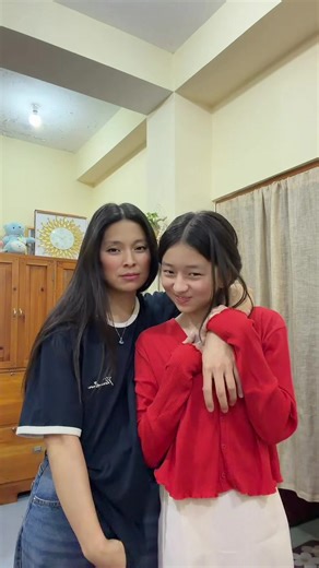Challenged her to carry me 🤭😜 Let’s see if she’s stronger than she looks 😂💪 #momanddaughter #fpy #together #love #challenge