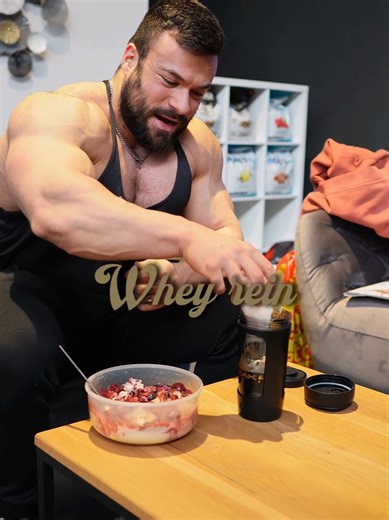 Das perfekte Post-Workout Meal für echte Gains. 💪 Nach dem Training entscheidet sich, ob dein Körper nur müde ist – oder wirklich wächst. Er braucht vor allem 2 Dinge: Schnelle Kohlenhydrate für neue Energie und leicht verdauliches Protein für deine Muskeln. Genau hier kommt Whey Concentrate ins Spiel. Schnell verfügbar, bestes Preis-Leistungs-Verhältnis, perfekt löslich und ideal nach harten Sessions. Im Starkfeld Elektroshaker wird daraus in Sekunden ein cremiger Shake – ohne Klumpen, ohne Au