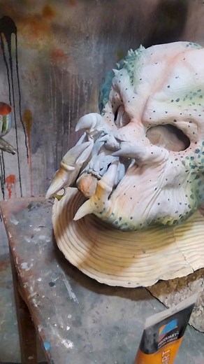 Predator Elder Greyback Este es el resultado de nuestro Depredador Elder Greyback, este depredador tiene unos tonos muy peculiares, es de rastas largas, además de tener bastantes adornos, ¿Te gustó el resultado final? Recuerda que si quieres esta hermosa máscara puedes escribirnos y te cotizamos el precio, además no importa en que país estés, tenemos envíos internacionales 📦 #greyback #elder #eldergreyback #ingenieriayarte #costume #predatorcostume #predator #predatorcosplay #prey #latex #arte 