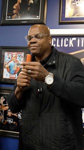 𝐌𝐔𝐒𝐓 𝐖𝐀𝐓𝐂𝐇: Frank Thomas just gave away one of his ultra-rare “No Name” rookie cards…The young collector who he gave it to couldn’t believe it ❤️🥹 | Topps