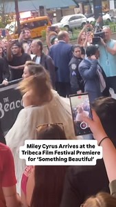 Oh hiii, #MileyCyrus. 👋🥰 | People