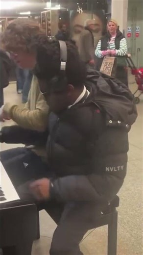 They were not ready for this… #getdownandboogie #boogiewoogie #publicreaction