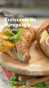 Sabemos que andas buscando ideas innovadoras con Croissant, por eso te recomendamos este video, nuestro Chef Jeffrey nos contará de opciones altamente sabrosas con Europastry🥯🥖🥐 ⭐️Ingredientes: Croissant mini chocolate cod. 771095 Croissant mini multigrano cod. 771096 Croissant recto chocolate cod. 771097 Croissant recto mantequilla cod. 771091 Croissant recto multigrano cod. 771092 Croissant mini mantequilla cod. 771094 Roast beef premium rebanado MFS cod. 615885 Tocineta ahumada rebanada MF
