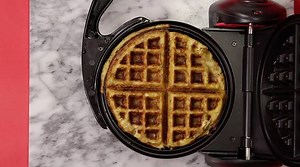 2.1K reactions · 3.2K shares | The crispy edges of stuffing are the best part! I can't believe I never thought of using THIS for extra crisp! | LittleThings | Facebook