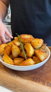 Ultimate Christmas roast potatoes with goose fat, garlic and rosemary. Have a look will ya!!! 🥵 | Chopsee