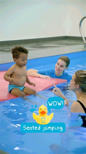 Today our little swimmers are building up to independent seated jumping by using a float to jump towards a parent. 💦 Getting babies and children to be comfortable and confident under the surface of the water is a key part of a progressive swimming journey and Puddle Ducks lessons are filled with fun and creative activities to work towards this. As you can see with little Lorenzo, it’s important for our swimmers to wait for the correct signals from parents and teachers. We love to see this skill