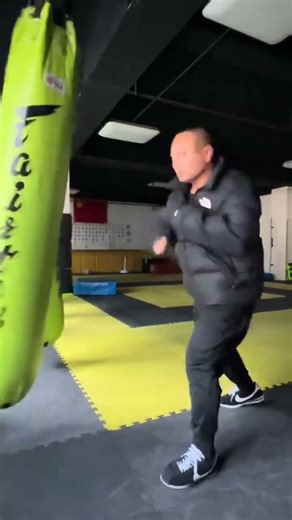 A beginner s tutorial on sanda boxing straight punches and punching sandbags#Boxing#Sansho