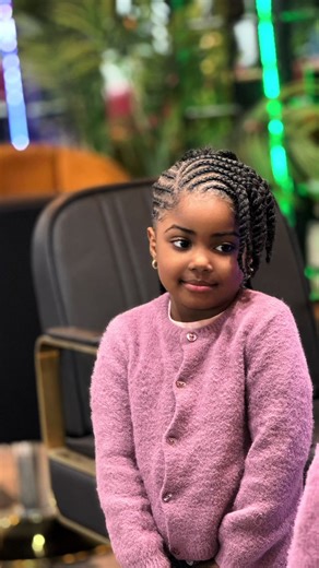 Dans la famille Dread Clean, on est des stars Et quand tu vois la famille, tu sais que c’est vraiment la famille. Aujourd’hui @Brandy a coiffé ma petite cousine chez Dread Clean, et ça me rappelle quelque chose d’important : chaque personne dans l’équipe est une star. On est là pour grandir ensemble, pour apporter quelque chose de différent dans la coiffure. On n’est pas seulement des coiffeurs ou des coiffeuses… on est des stylistes. Et chez Dread Clean, on ne fait pas que coiffer les clients —