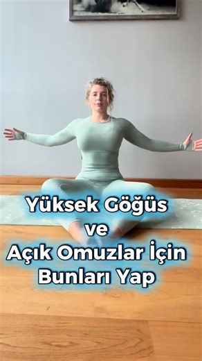 Stay Young With Me on Instagram: "Bu egzersizleri özel olarak kamburlaşmış omuzları açmak, göğsü yükseltmek ve boyun kamburu (dul hörgücü) azaltmak için tasarlanmıştır. Hangi duruş bozukluklarına yardımcı olur: torasik kifoz (kamburluk), yuvarlak omuzlar, düşük göğüs, baş öne eğik duruş ve zayıf sırt kasları. Egzersizler trapez kaslarını (sırt ve omuzlar arası) güçlendirir, torasik omurgayı mobilize eder ve omuz rotator kaslarını dengeler. Sonuç olarak sırt ve omuzlar güçlenir, göğüs açılır, omu