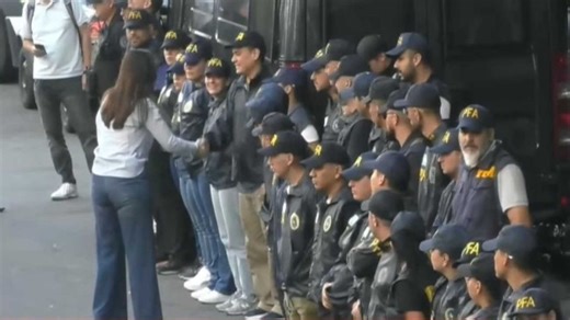 Victoria Villarruel salió a saludar a los policías en el operativo frente al Congreso tras la aprobación del acuerdo con el FMI