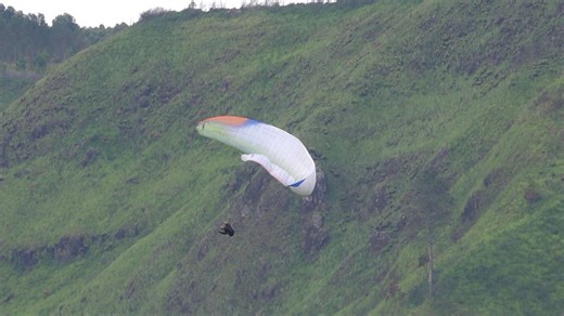 Paraglider crashes into lake during accident simulation
