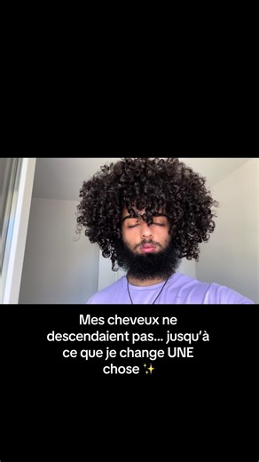 Pendant longtemps, mes cheveux poussaient… mais ils ne descendaient jamais 😩 Ils restaient gonflés, volumineux, et j’avais l’impression que la longueur n’était pas vraiment là. Je pensais que c’était juste une question de temps et de patience… ⏳ Mais en réalité, j’ai compris que ce n’était pas seulement ça. C’était surtout une question de méthode 🧠✨ J’ai commencé par changer une chose simple : ma façon d’hydrater mes cheveux 💧 et la manière dont je les travaillais pour aider la longueur à se