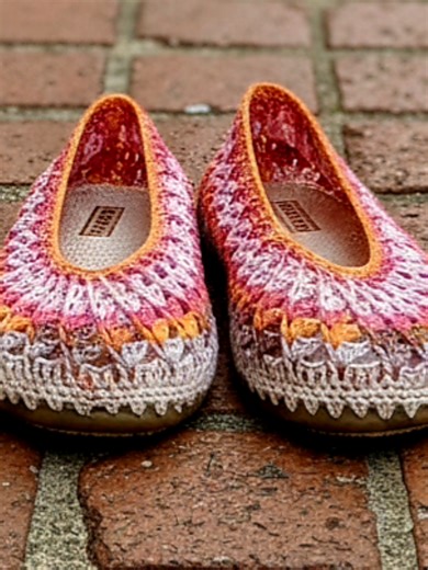 ✨️Cómo Tejer Zapatillas a Crochet Paso a Paso | Súper Cómodas y Fáciles ✨️ En este tutorial te enseño cómo tejer estas hermosas zapatillas tejidas a crochet, utilizando puntadas básicas y un método muy práctico que te permitirá seguir el paso a paso de forma clara y sencilla. Es un proyecto ideal tanto para principiantes como para quienes desean perfeccionar su técnica, ya que trabajamos con una estructura fácil de entender y con acabados que hacen que el resultado luzca profesional y cómodo. Ap