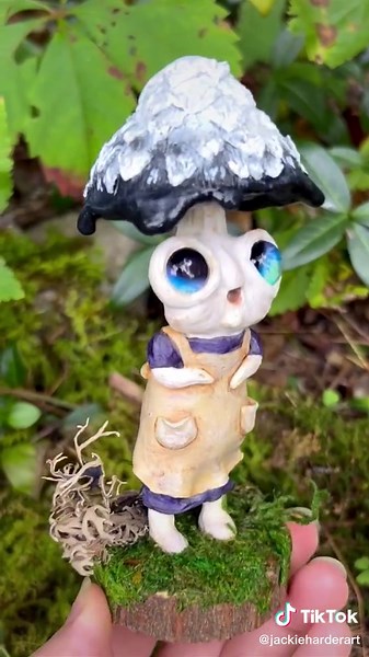 Meet the Shaggy Mane, or Shaggy Inkycap, Mushling! These mushrooms digest themselves and turn their caps to black goo to release their spores! 😱🖤✨ #sculpture #art #spookyseason #livingmushroomseatdeadpeaple