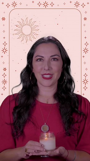¿Cómo apagar una vela sin soplarla? 🕯️ ¿Sabías que no es recomendable soplar las velas? Aquí tienes tres formas de apagarlas para conservar su beneficiosa energía: 1- puedes humedecerte los dedos y apagar la mecha rápidamente sin quemarte. 2- puedes tapar la vela con la tapa, si es que tiene, o con algún recipiente no inflamable para dejarla sin oxígeno y que se apague sola. 3- consigue un apaga velas , ésta es la opción más sencilla y práctica :) ¿Te sirven estos tips? ¿Ya los hacías? Cuéntano