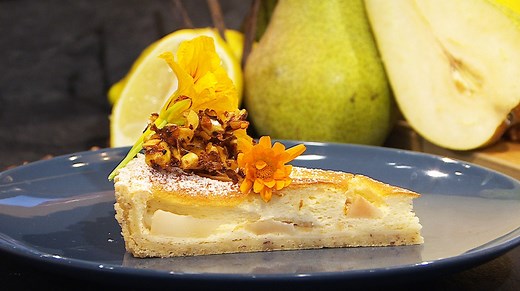 Wir in Bayern | Rezept: Birnen-Sauerrahm-Tarte mit Haselnuss-Salz-Krokant