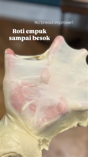 Teresa T on Instagram: "Roti empuk banget sampe besokannya tanpa Bread Improver🚫🍞🍞 Perhatiin: 1. Mixer harus yang bagus qualitynya. Jgn kecepetan nanti cpt panas = rusak adonannya 2. Pakai semua bahan dingin 3. Kalau sudah kalis mengkilat = stop. Over mixing bakal bikin adonannya lengket lagi & rusak 4. Adonan kalis elastis tipe gini tanpa bread improver ya ud pasti gula agak banyak & harus pakai telur dan susu 5. Panggangnya jangan kelamaan. Begitu di tap bawah roti udah kopong bunyinya ya u