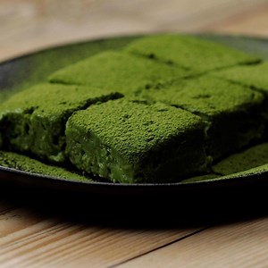 【牛乳と片栗粉だけで簡単おやつ！】抹茶牛乳もち🥛💚 / Matcha Milk Mochi レシピはこちら！https://bit.ly/3ljvQLN 作ったらコメント欄に写真を投稿してくださいね！😊✨ #牛乳料理部 | Tasty Japan