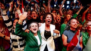 Het is nek aan nek tussen D66 (26 zetels) en de PVV (26 zetels) om wie de grootste wordt