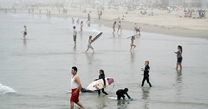 Playas de California son invadidas por 40 mil personas mientras EU se acerca al millón de casos por COVID-19