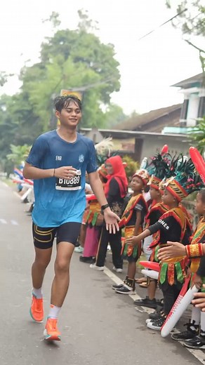 Borobudur Marathon on Instagram: "Rayakan setiap capaian—seperti di Magelang. Mereka tidak mengenal nama, tapi mereka bersorak bersama. Ayunan kaki para pelari disambut, setiap peluh perjuangan dirayakan. Karena di Bank Jateng Borobudur Marathon, semua jadi bagian dari cerita—cerita bersama menuju kejayaan. Ballot registration Bank Jateng Borobudur Marathon 2025 masih dibuka, jangan lewatkan kesempatan untuk ikut ramaikan cerita kita di Magelang, Jawa Tengah. 📅 Registrasi ballot akan ditutup pa