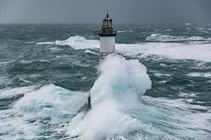 Le phare d'AR-MEN lors de la tempête Ruzika le 08 février 2016 | Ronan Follic photographies