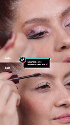 El clean look fue lindo… pero ya estuvo. Porque el 2026 viene con color, viene con brillo y viene con ganas de atreverse SIN pedir permiso ✨⚡️ @Monica Godinez nos lo dejó clarísimo: ahora se juega, se mezcla, se exagera y se disfruta 💄🌈 #IPSYMexico #Beauty #Makeup #MakeupTutorial