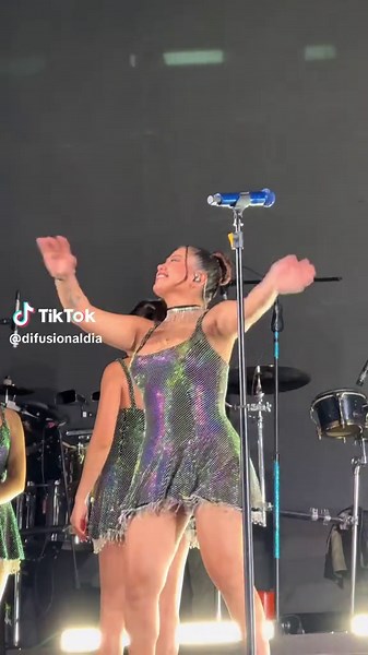 Ana Lucía festejand0 junto con el público #musica #cumbia