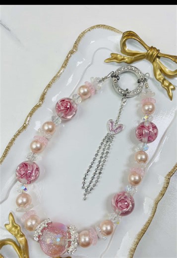 休み中もシェアシェア✨ 最近作ったバラシリーズもまとめてみました。 振り替えてみると、めっちゃ頑張りましたよね❣️ どれもどれもかわいいすぎ💕 (自分が作ったものだからね) どれもどれも大好き❤ みなさん、注意⚠️注意⚠️ 真似しも大丈夫なんだけど、真似したら、絶対メンションしてくださいね🙇‍♀️ 著作権©️を一緒に守りましょう🤗 @DokiBeads #ビーズ #手作り #初心者 #ストラップ #休み中のゆき❄️